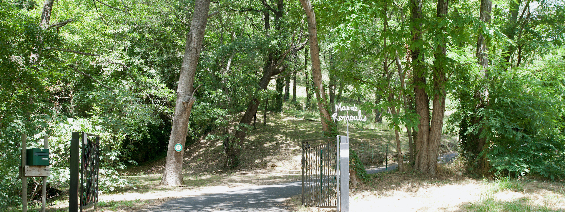 Entrée domaine gîte mas de Rémoulis