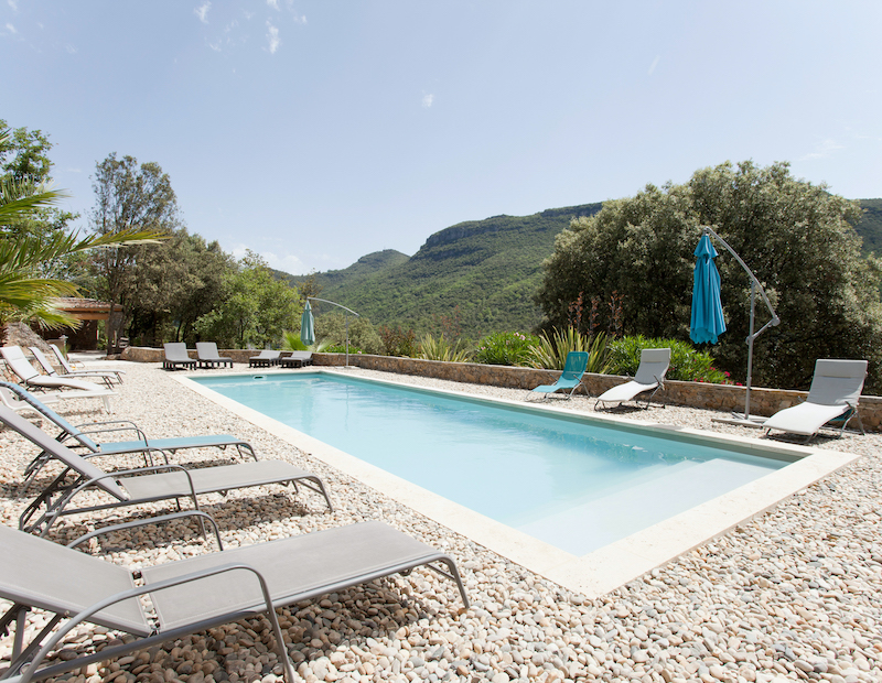Piscine vue vallée préau gîte Rémoulis